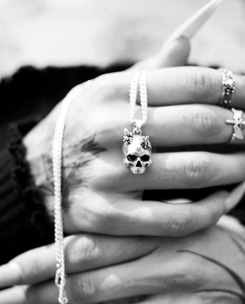 “Alo” quartz skull necklace - KatzKollective