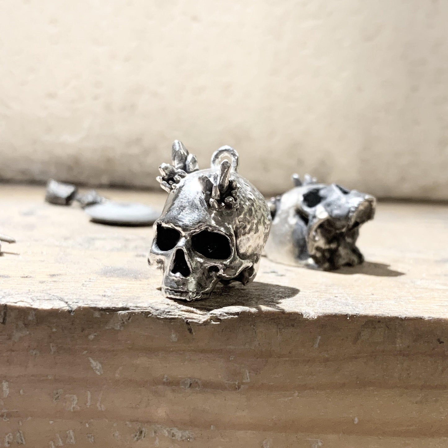 “Alo” quartz skull necklace - KatzKollective