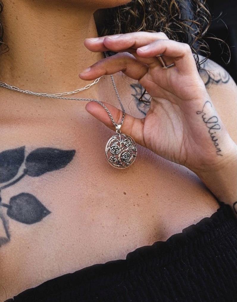 Bouquet of roses necklace - KatzKollective