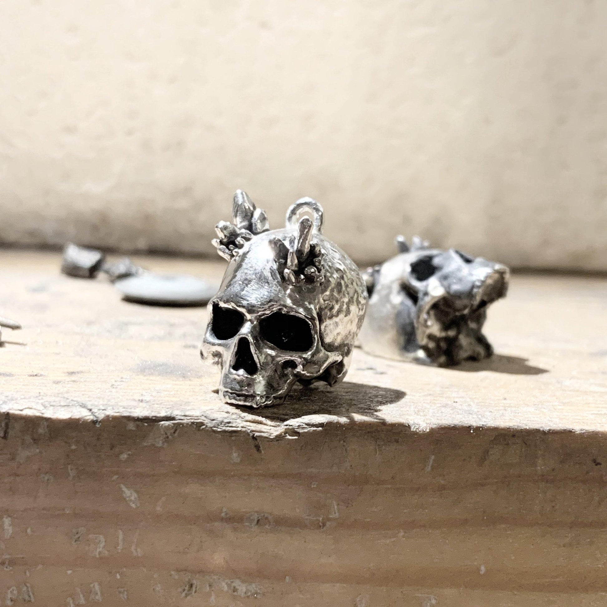 “Alo” quartz skull necklace - KatzKollective